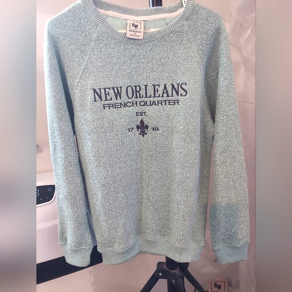 New Orleans/ French Quarter embroidered fleece pullover NWT, size small, lt grey